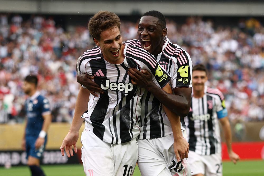 Pemain Juventus Kenan Yildiz melakukan selebrasi gol bersama Randal Kolo Muani ke gawang Wydad Casablanca dalam lanjutan Piala Dunia Antarklub 2025. Hasil Juventus Vs Wydad (FT): Yildiz Gacor! Juve Lolos ke 16 Besar/ REUTERS/Lee Smith