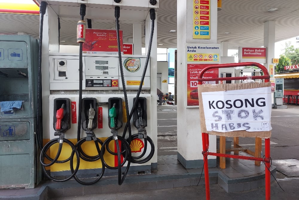 Ilustraso suasana stasiun pengisian bahan bakar umum (SPBU) Shell Jalan Tendean, Jakarta Selatan Saat Stok BBM Kosong / BISNIS - Mochammad Ryan