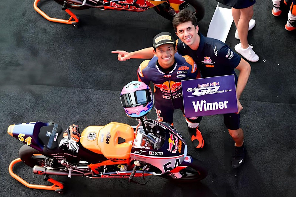 Pembalap muda Indonesia Veda Ega Pratama mengungkapkan perasaannya setelah meraih kemenangan di Red Bull Rookies Cup 2025 / Red Bull Rookies Cup 2025