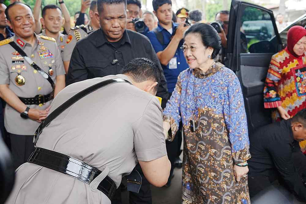  Momen Kapolri Listyo Sigit Cium Tangan Megawati saat Hadiri HUT ke-100 Istri Hoegeng