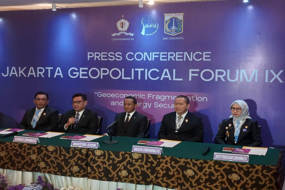 Menteri Energi dan Sumber Daya Mineral (ESDM) Bahlil Lahadalia (tengah) dalam acara Jakarta Geopolitical Forum IX/2025 Lemhannas RI di Hotel Borobudur, Jakarta Pusat, Selasa (24/5/2025)./Bisnis-Mochammad Ryan H