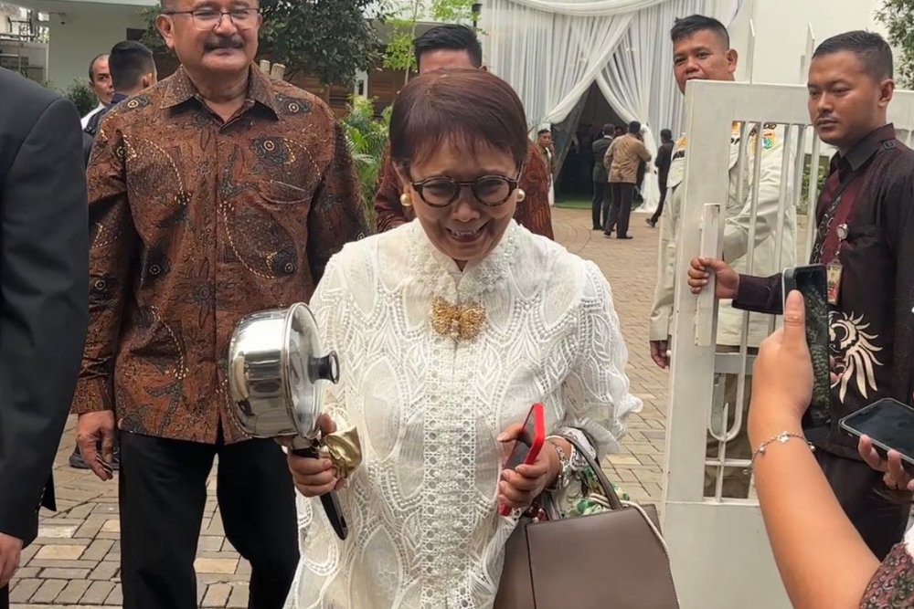  Momen Kocak Eks Menlu Retno Marsudi Pulang Bawa Panci di Nikahan Anak Pramono Anung