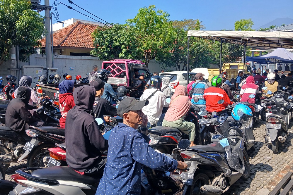  Antrean Masih Mengular di Samsat Sumber Jelang Akhir Program Pemutihan Pajak