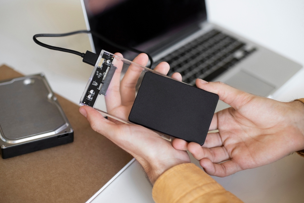  SSD Penuh dan Sayang untuk Dibuang? Ini Cara Mengubahnya Menjadi Drive Portabel!