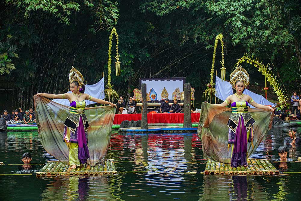  Prosesi Ruwat Air di Wisata Tirtosari View Lumajang Jawa Timur