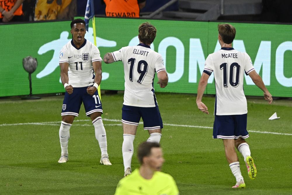 Pemain timnas Inggris merayakan gol ke gawang Jerman dalam laga final Piala Eropa U21. Hasil Inggris Vs Jerman U21, Tim Singa Muda Unggul Tipis di Babak Pertama/Reuters