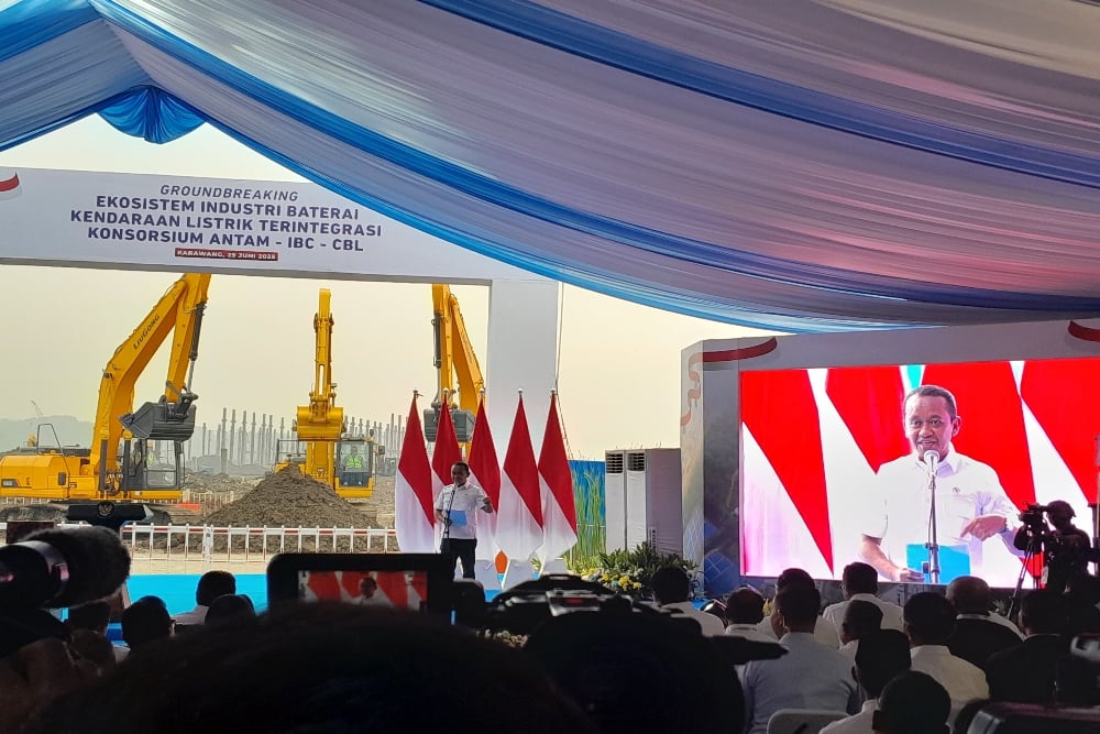 Menteri Energi dan Sumber Daya Mineral (ESDM) Bahlil Lahadalia  dalam acara peresmian megaproyek ekosistem baterai kendaraan listrik (EV) dari hulu ke hilir konsorsium Ningbo Contemporary Brunp Lygend Co. Ltd. (CBL) dengan PT Aneka Tambang Tbk (ANTAM) dan PT Industri Baterai Indonesia (IBC) di kawasan Artha Industrial Hill (AIH), Karawang, Jawa Barat, Minggu (29/6/2025). Bisnis/Mochammad Ryan H