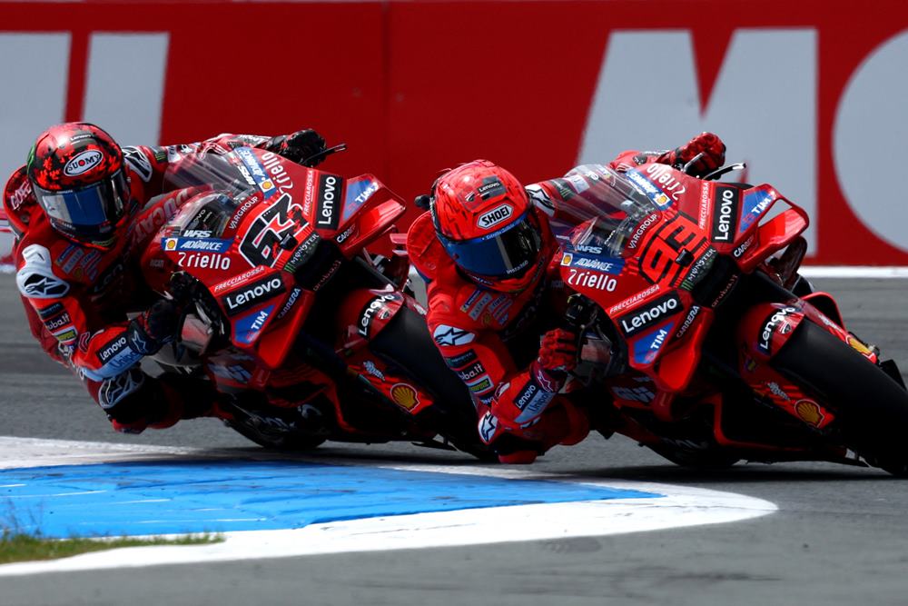 Dua pembalap Ducati Lenovo, Marc Marquez dan Pecco Bagnaia di MotoGP Belanda 2025. Hasil MotoGP Belanda 2025: Tidak Terkejar! Marc Marquez Lagi-lagi Jadi Juara/REUTERS/Yves Herman