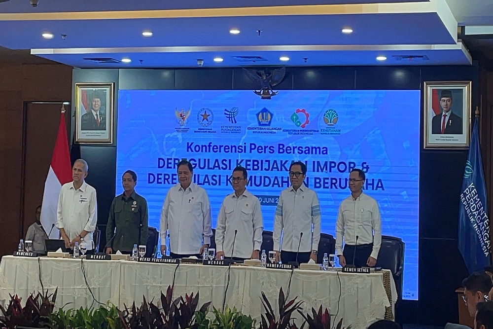 Menko Bidang Ekonomi Airlangga Hartarto dan Menteri Perdagangan Budi Santoso dalam konferensi pers Deregulasi Kebijakan Impor dan Deregulasi Kemudahan Berusaha di Kantor Kemendag, Jakarta, Senin (30/6/2025). —Bisnis/Rika Anggraeni