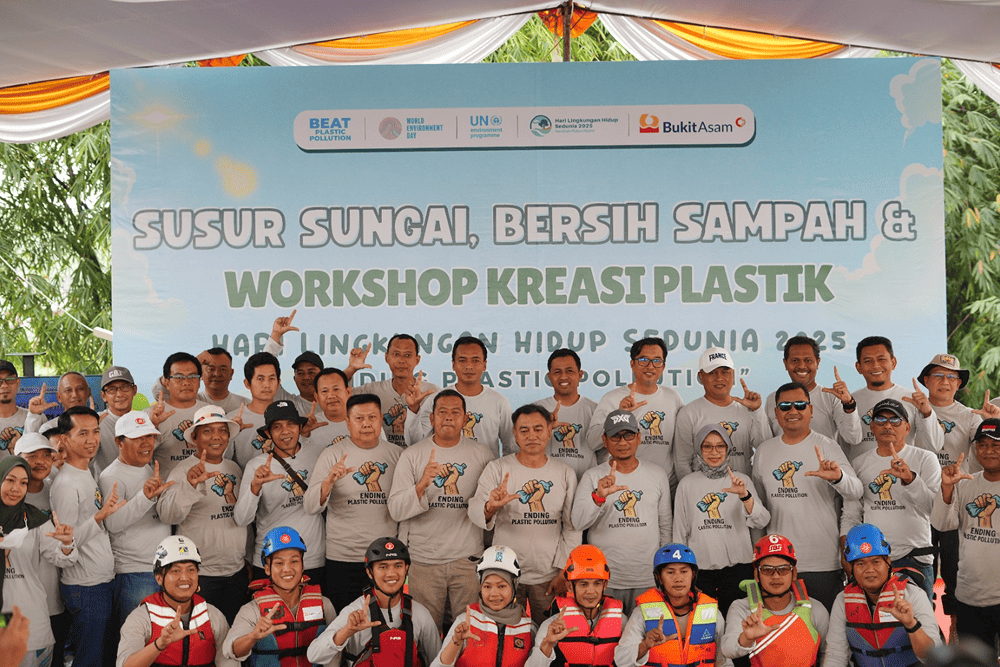  PTBA Jaga Lingkungan Lewat Susur Sungai dan Workshop Ending Plastic Pollution