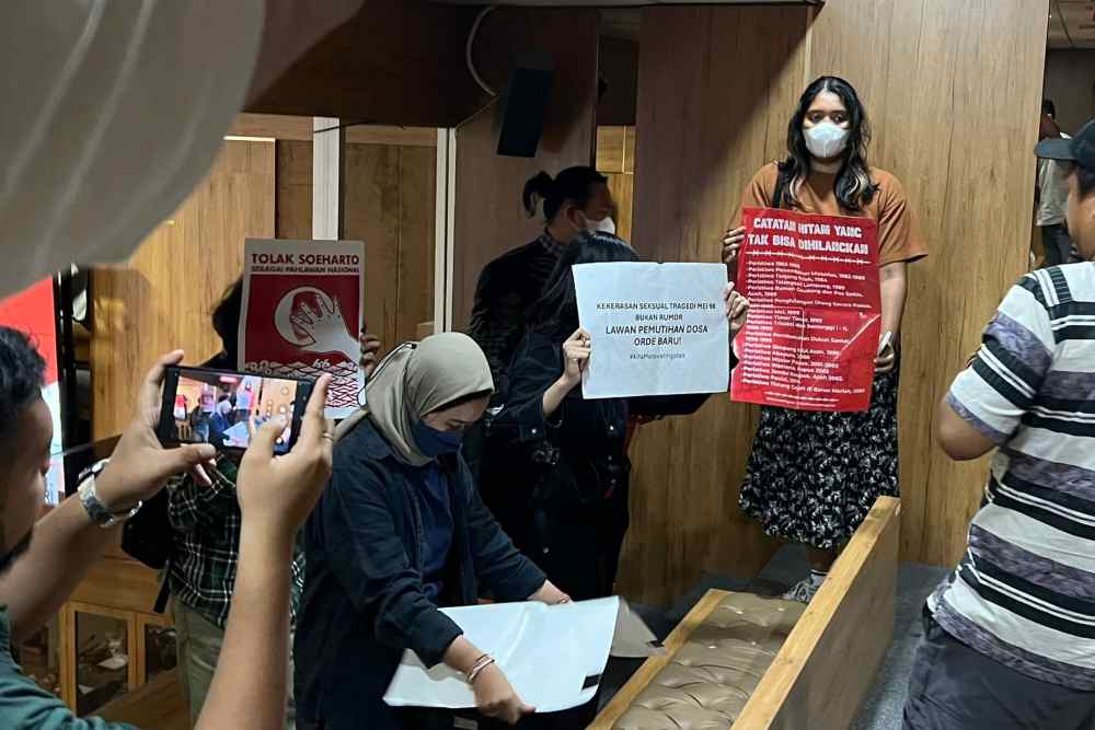  Koalisi Masyarakat Sipil Geruduk DPR Saat Raker Komisi X dengan Fadli Zon