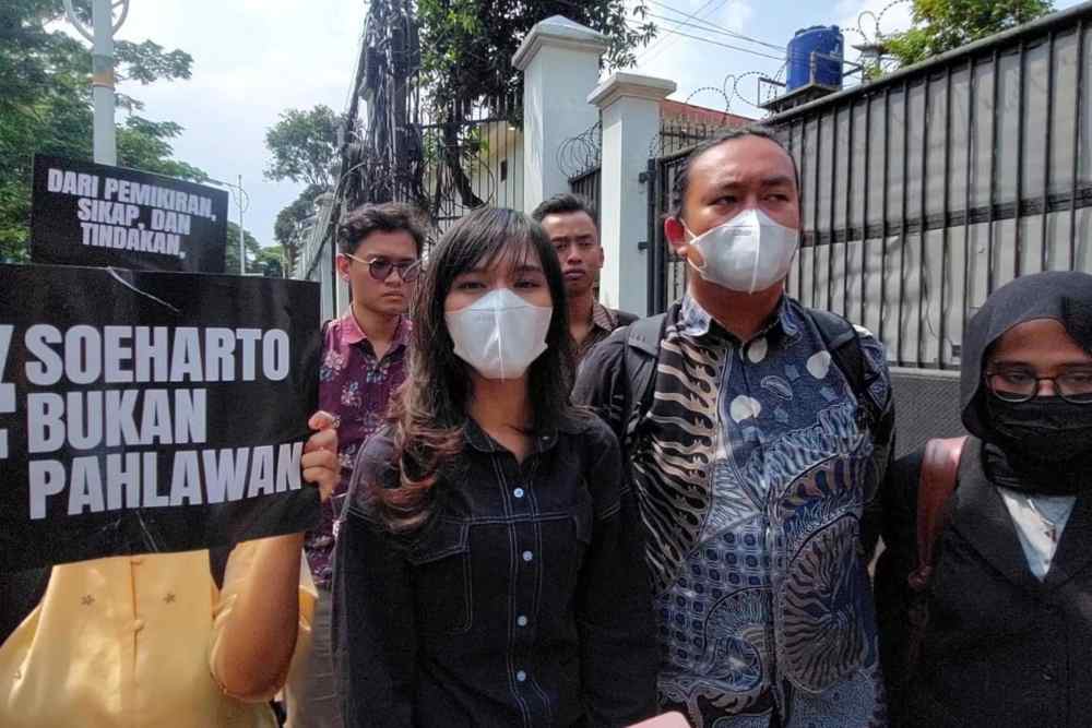  Koalisi Masyarakat Sipil Tuntut Fadli Zon Minta Maaf hingga Tolak Gelar Pahlawan Soeharto