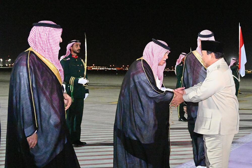  Prabowo Disambut Hangat Putra Mahkota Mohammed bin Salman di Istana Al-Salam Jeddah