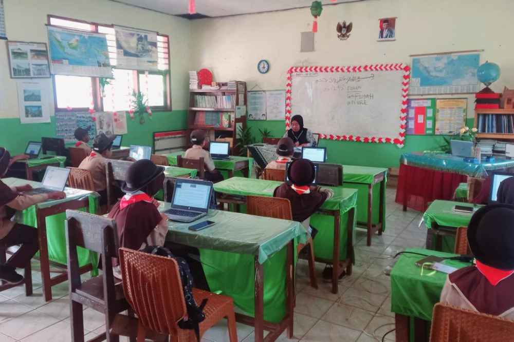  Potret Pelajar Memanfaatkan Starlink untuk Proses Belajar di Pelosok Desa di Dharmasraya Sumbar