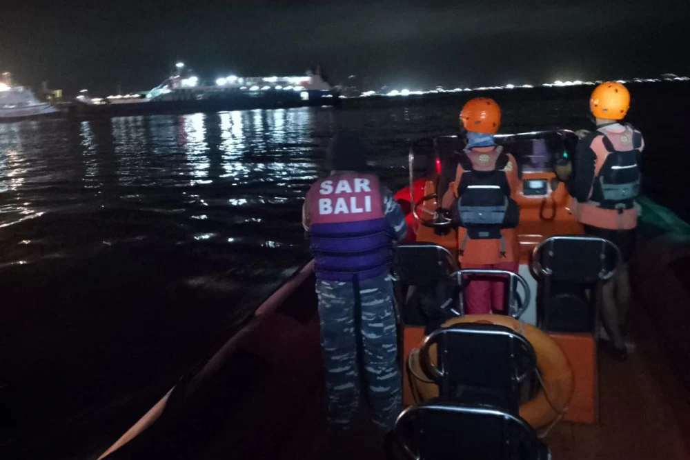 Tim SAR sedang melakukan pencarian korban kapal tenggelam di Selat Bali dari KMP Tunu Pratama Jaya/istimewa