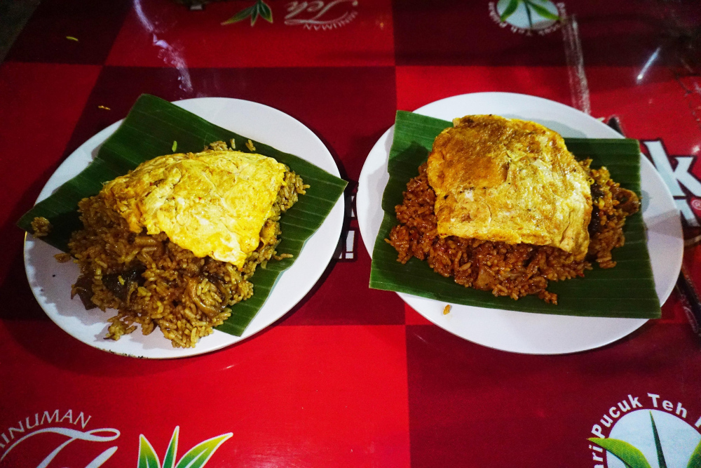 Suasana kedai Nasi Goreng Babat Pak Karmin, di Jalan MH Thamrin, Kecamatan Semarang Tengah, Kamis (4/7/2025). JIBI/Bisnis/Eusebio Chrysnamurti