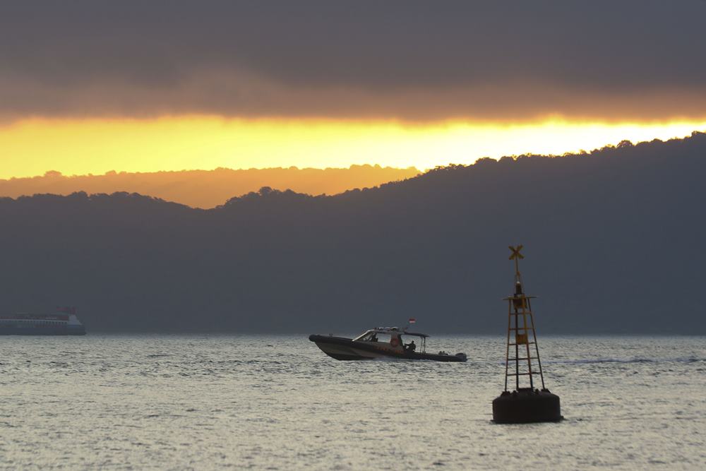 Pencarian korban (KMP) Tunu Pratama Jaya yang tenggelam di Selat Bali./ Antara