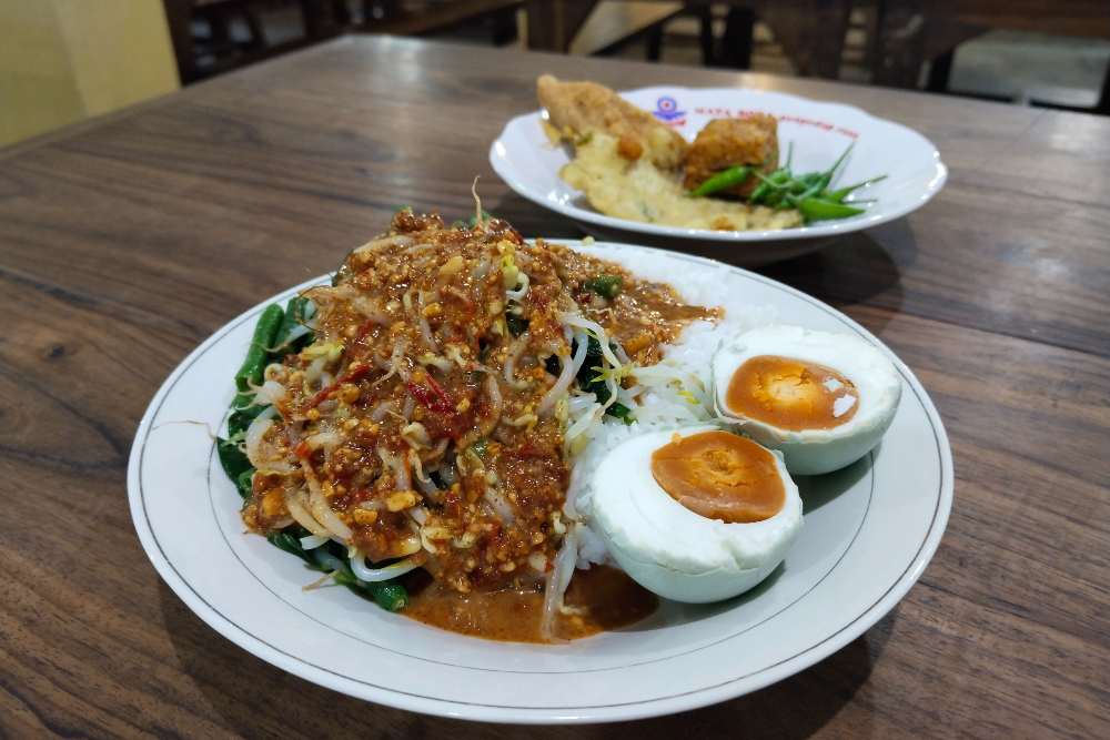 Menu makanan SGPC Bu Wiryo 1959 yakni kuliner legendaris di kawasan UGM