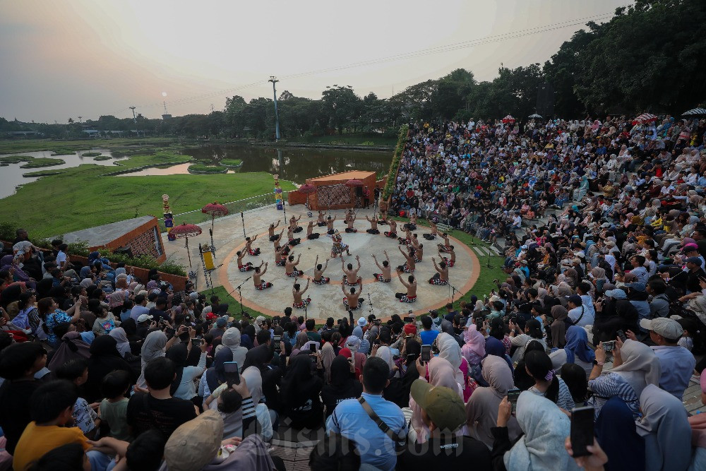  Tari Kecak Hibur Pengunjung Taman Mini Indonesia Indah