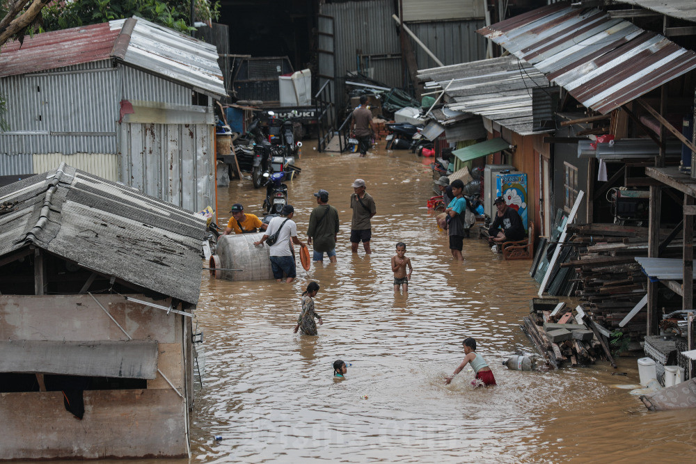 Hujan Deras Guyur Jabodetabek, Daftar Titik Banjir di Jakarta Sore Ini