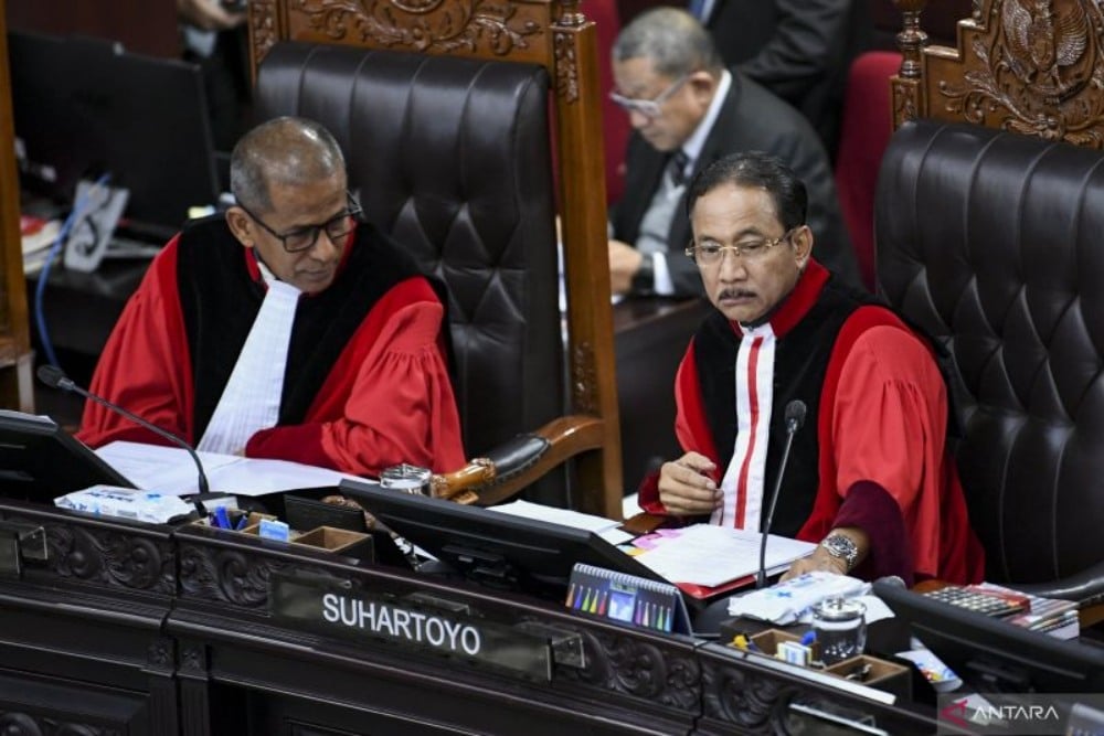 Ketua Mahkamah Konstitusi (MK) Suhartoyo (kanan) bersama Wakil Ketua MK Saldi Isra memimpin sidang pengucapan putusan perkara dilanjutkan atau tidak (dismissal) sengketa Pilkada 2024 di Gedung Mahkamah Konstitusi, Jakarta, Rabu (5/2/2025). ANTARA FOTO/Hafidz Mubarak A./tom.