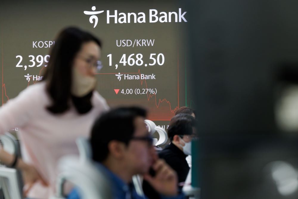 Layar menampilkan Indeks Kospi dan nilai tukar antara won Korea Selatan dengan dolar AS di dalam ruang perdagangan di Hana Bank di Seoul, Korea Selatan, Kamis, 2 Januari 2025./Bloomberg-SeongJoon Cho
