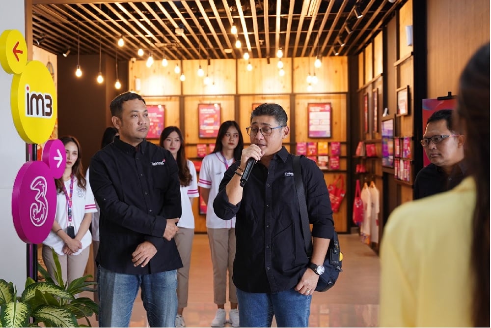 SVP-Head of Region Bali Nusra, Julandi George Fransiskus saat memberikan sambutan di acara relaunching gerai Indosat di Kuta / Istimewa