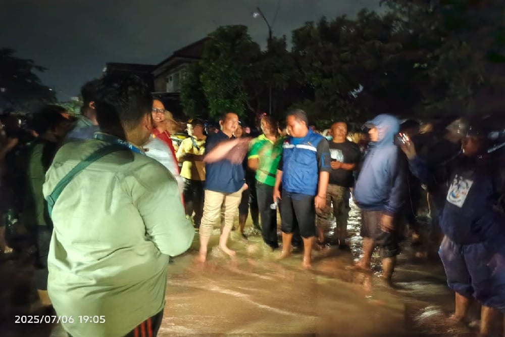 Gubernur NTB, Lalu Muhamad Iqbal saat meninjau banjir di Kota Mataram pada Minggu (7/7/2025) / Istimewa