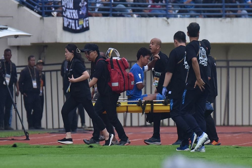 Pemain Persib Bandung Achmad Jufriyanto mengalami cedera patah tulang rusuk dalam laga pertama Piala Presiden 2025 / Persib