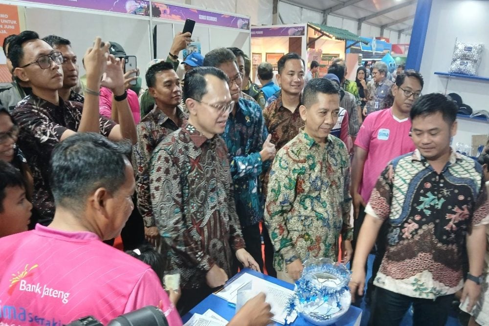 Bupati Tegal Ischak Maulana Rohman beserta Pemimpin Bank Jateng Cabang Slawi Setiyo Aji menghadiri kegiatan Slawi Ageng 2025 dalam rangka merayakan HUT ke-424 Kabupaten Tegal, Rabu (11/6/2025). /Foto: Istimewa