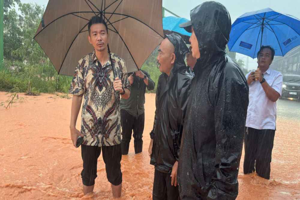 Deputi Bidang Infrastruktur BP Batam, Mouris Limanto saat meninjau banjir di Nongsa Batam. F Ist