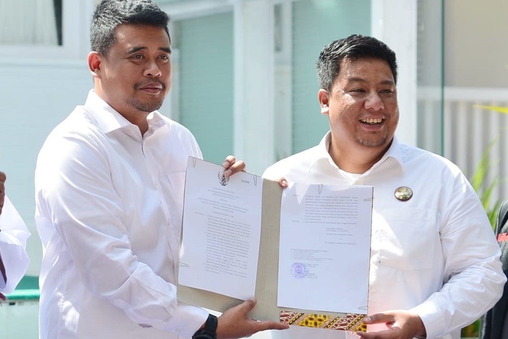 Gubernur Sumatra Utara (Sumut) Muhammad Bobby Afif Nasution menyerahkan aset berupa bangunan yang telah 21 tahun belakangan digunakan sebagai rumah dinas Bupati Samosir kepada Bupati Samosir Vandiko Gultom di Pangururan, Samosir, Minggu (6/7/2025)./Istimewa