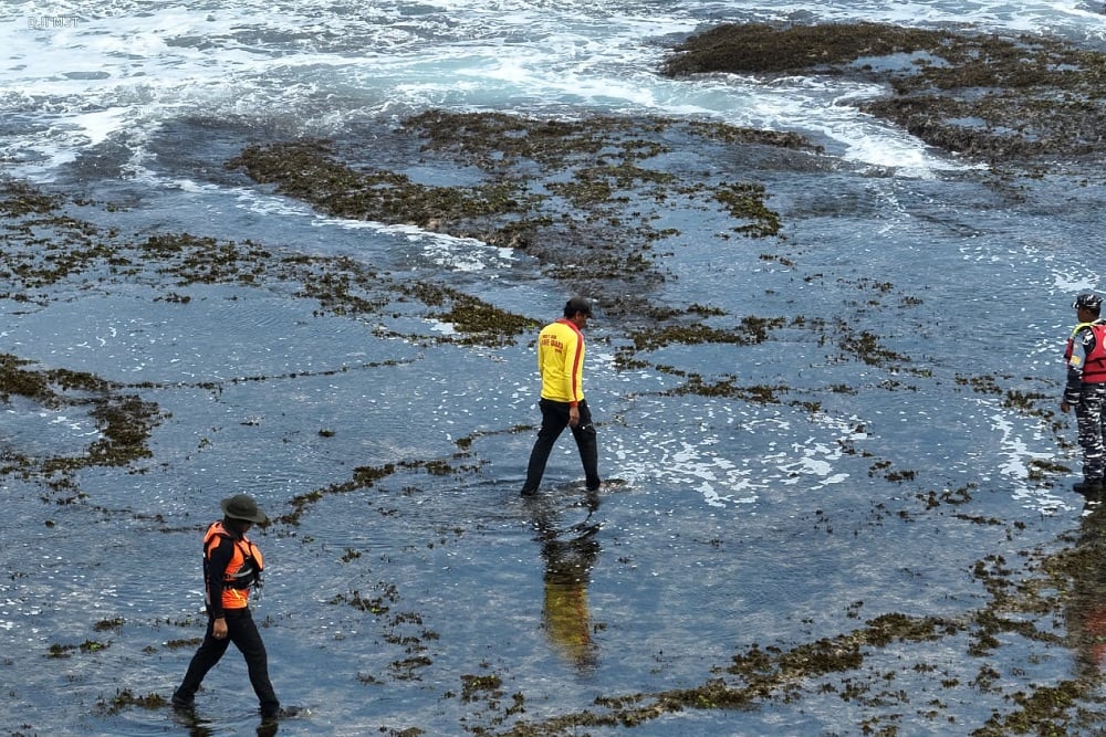 Pencarian terhadap korban terseret arus di Pantai Sayang Heulang, Desa Mancagahar, Kecamatan Pameungpeuk, Kabupaten Garut.