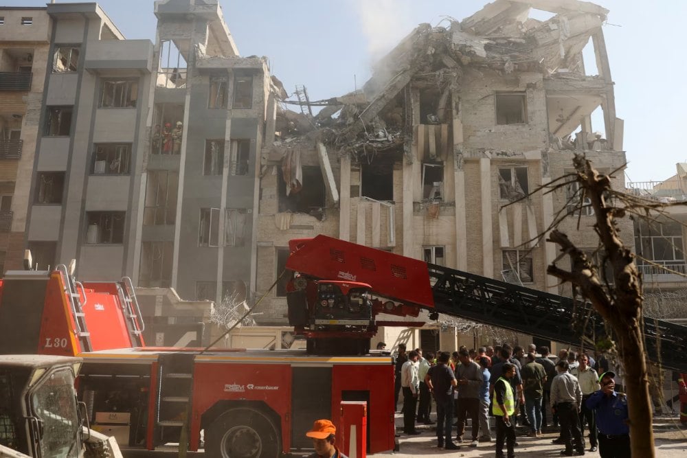 Tim penyelamat bekerja di lokasi bangunan yang rusak setelah serangan Israel, di Teheran, Iran, 13 Juni 2025. Majid Asgaripour / WANA (West Asia News Agency) via REUTERS