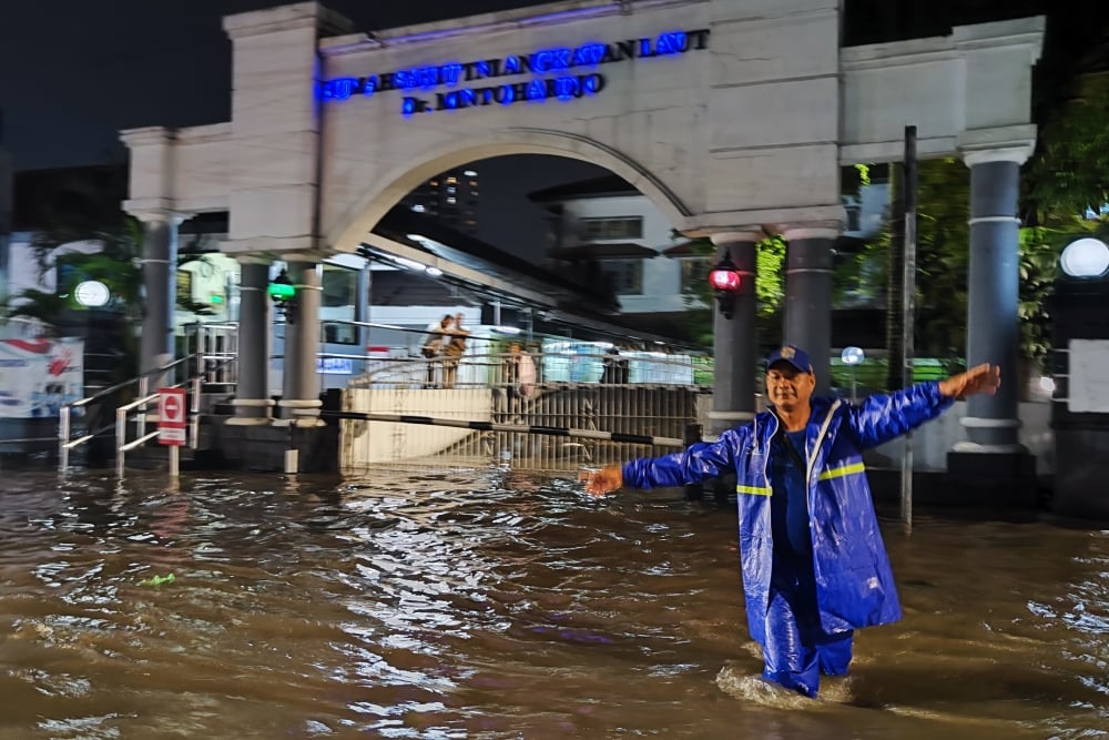 Banjir menggenangi Jalan Bendungan Hilir, Tanah Abang, Jakarta Pusat, Minggu (6/7/2205) / BISNIS - Aprianus Doni Tolok