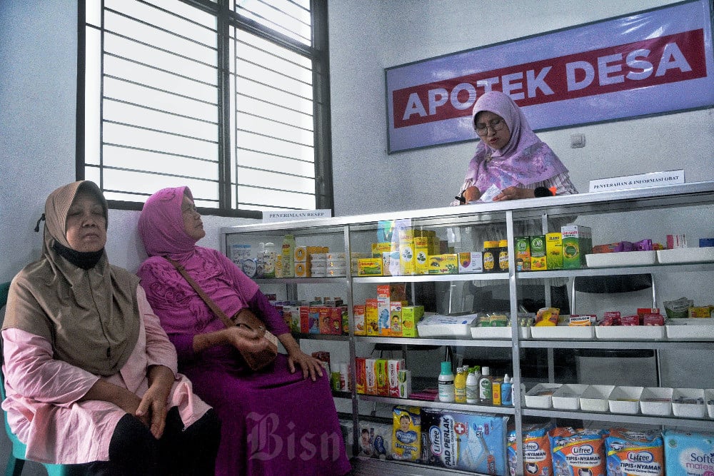 Warga berada di Klinik dan Apotek Desa Koperasi Merah Putih Desa Cangkuang Wetan, Kabupaten Bandung, Jawa Barat, Selasa (20/5/2025). Bisnis/Rachman
