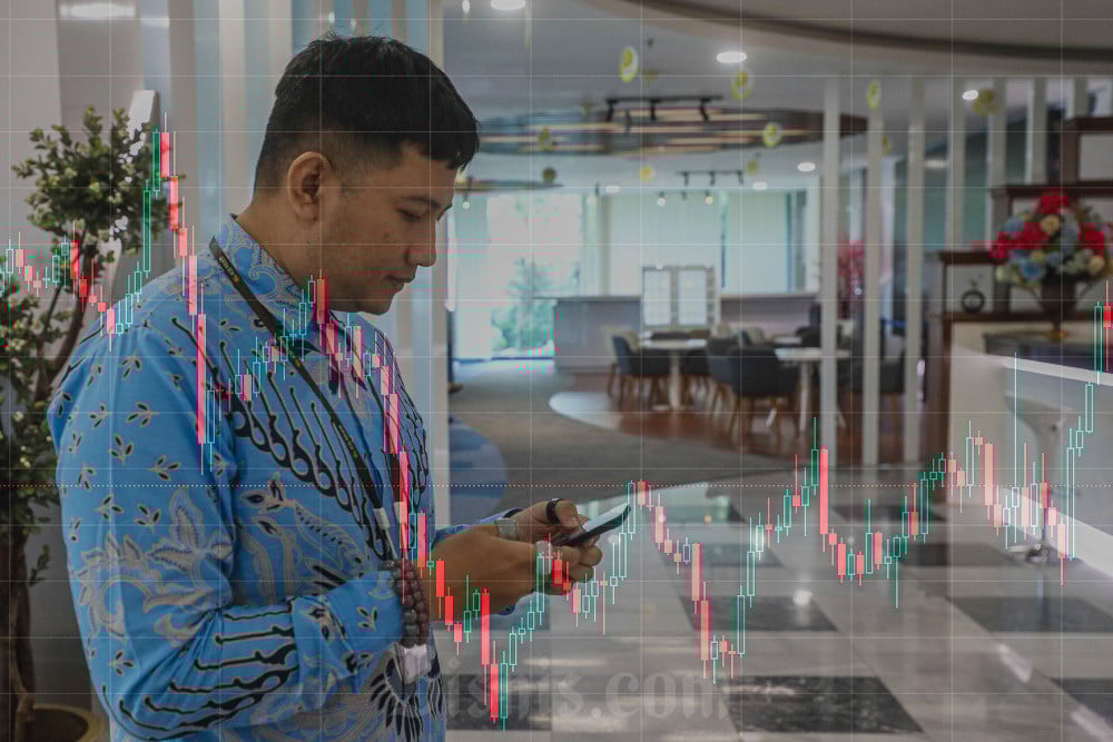 Karyawan melihat grafik perdagangan saham di Jakarta, Selasa (1/7/2025). Bisnis/Abdurachman