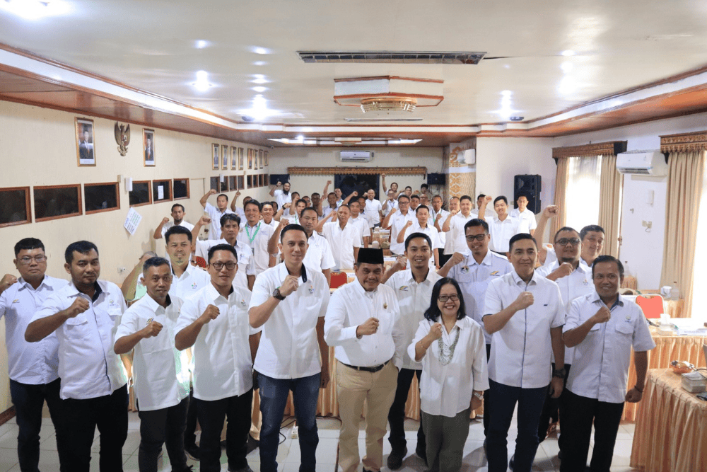 Region Head PTPN I Regional 7 Tuhu Bangun (memakai peci) membuka pelatihan “Enhancing Operational Excellence” komoditas karet di Palembang, Senin (7/7/2025)./Istimewa