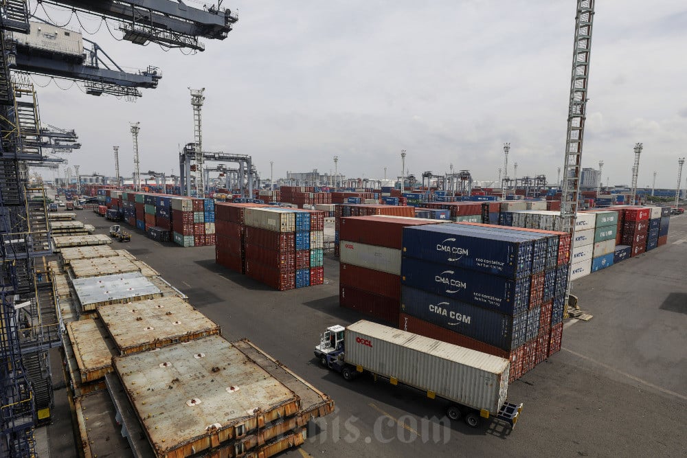 Truk kontainer melintas di antara tumpukan peti kemas di Pelabuhan Tanjung Priok, Jakarta, Selasa (3/6/2025). Bisnis/Arief Hermawan P