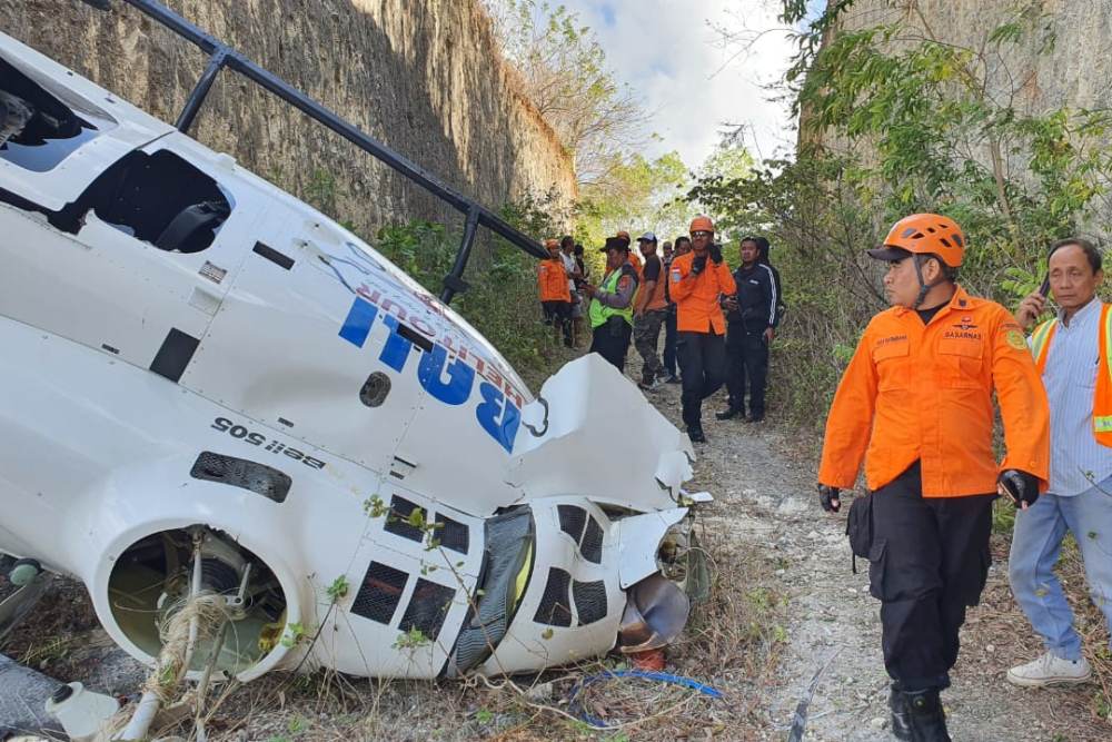 Penampakan helikopter jatuh di Suluban, Desa Pecatu, Kecamatan Kuta Selatan, Kabupaten Badung, Jumat (19/7/2024)/dok.Basarnas