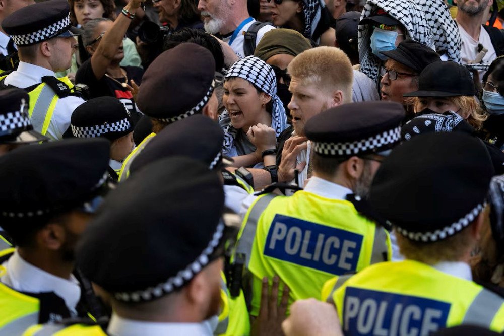 Para pendukung kelompok pro-Palestina, Palestine Action, bersitegang dengan polisi di luar Pengadilan Tinggi di London, Inggris, 4 Juli 2025./Reuters-Carlos Jasso