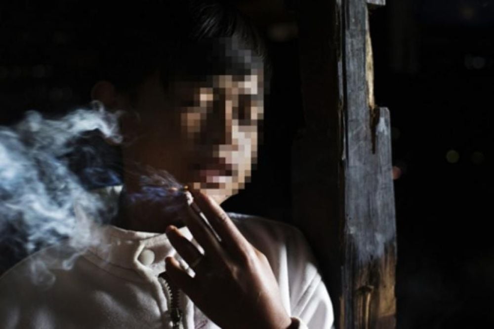 Perokok anak sedang menghisap sepuntung rok0k/Yayasan Lentera anak