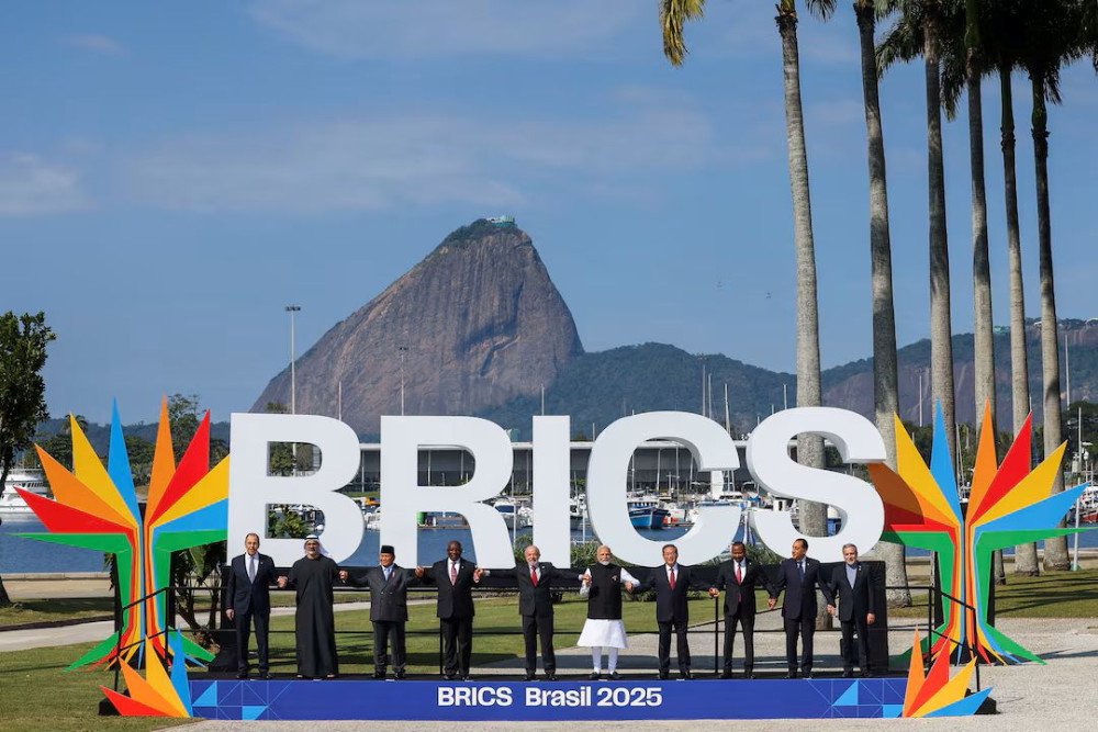 Presiden Brasil Luiz Inacio Lula da Silva, PM China Li Qiang, Menteri Luar Negeri Rusia Sergei Lavrov, Perdana Menteri India Narendra Modi, Presiden RI Prabowo Subianto, Presiden Afrika Selatan Cyril Ramaphosa, Perdana Menteri Mesir Mostafa Madbouly, Perdana Menteri Ethiopia Abiy Ahmed Ali, Putra Mahkota Abu Dhabi Sheikh Khaled bin Mohamed bin Zayed Al Nahyan, Menteri Luar Negeri Iran Seyed Abbas Araghchi berpose untuk foto selama KTT BRICS di Rio de Janeiro, Brasil, 6 Juli 2025./Reuters