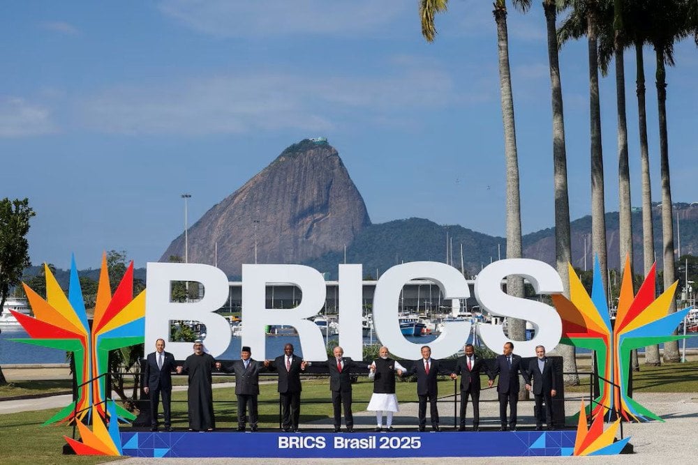 Presiden Brasil Luiz Inacio Lula da Silva, PM China Li Qiang, Menteri Luar Negeri Rusia Sergei Lavrov, Perdana Menteri India Narendra Modi, Presiden RI Prabowo Subianto, Presiden Afrika Selatan Cyril Ramaphosa, Perdana Menteri Mesir Mostafa Madbouly, Perdana Menteri Ethiopia Abiy Ahmed Ali, Putra Mahkota Abu Dhabi Sheikh Khaled bin Mohamed bin Zayed Al Nahyan, Menteri Luar Negeri Iran Seyed Abbas Araghchi berpose untuk foto selama KTT BRICS di Rio de Janeiro, Brasil, 6 Juli 2025./Reuters