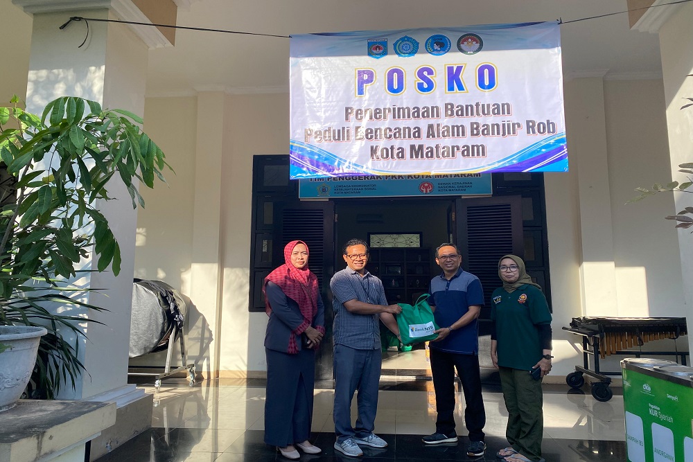 Foto: Bank NTB Syariah Salurkan Bantuan CSR untuk Korban Banjir di Mataram