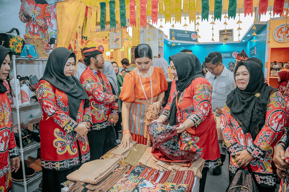  Sumut Hadir di Acara HUT ke-45 Dekranas, Pamer Tas hingga Songket