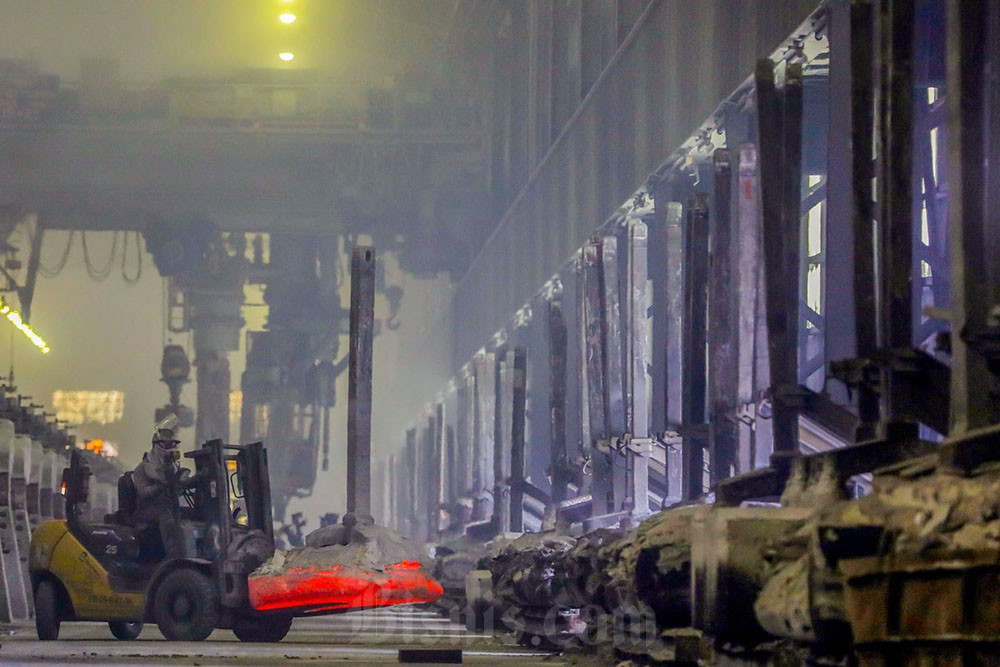 Pekerja beraktivitas di smelter aluminium PT Inalum di Kabupaten Batubara, Sumatra Utara, Rabu (18/10/2023)/Bisnis-Eusebio Chrysnamurti