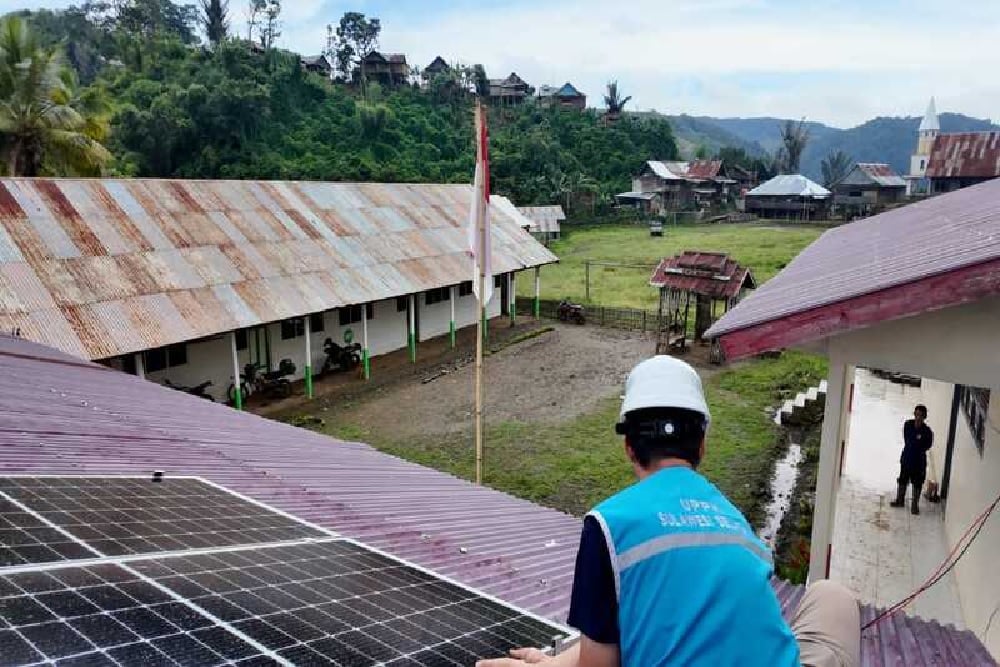 Petugas PLN memasang PLTS Mikro di SDN 084 Amballong, Seko, Luwu Utara. / PLN