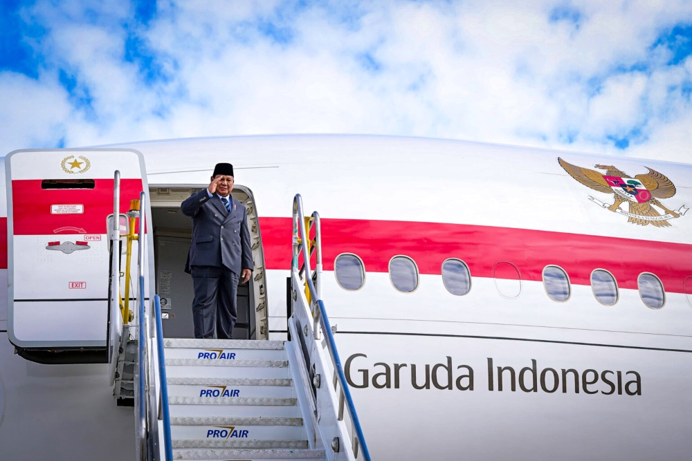  Tiba di Prancis, Prabowo Langsung Kasih Kejutan Ulang Tahun ke Asisten Pribadinya