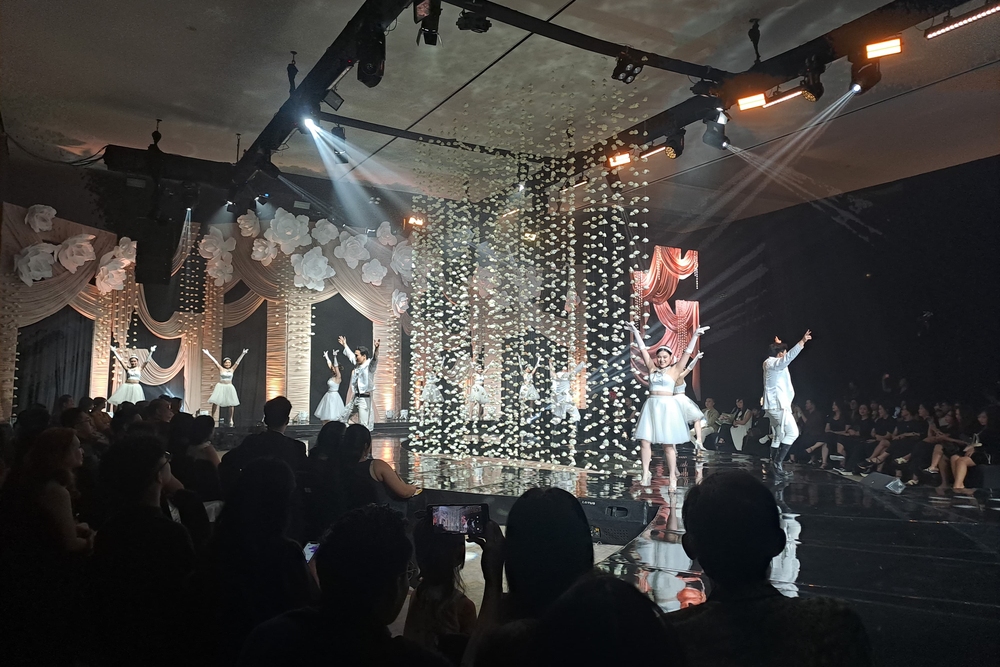 Peragaan busana pengantin dan pendamping pengantin atau brides maid dalam acara Semarang's Luxury Wedding Expo - Renaissance Romance 2025 yang dibuka pada Jumat (11/7/2025) malam/Bisnis-Muhammad Faisal Nur Ikhsan.